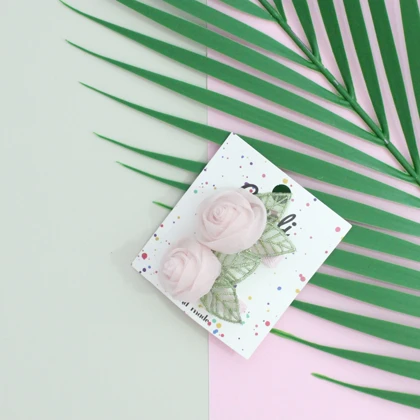 گل سر طرح رز دست‌ساز با رنگ صورتی پاستل مناسب مهمانی