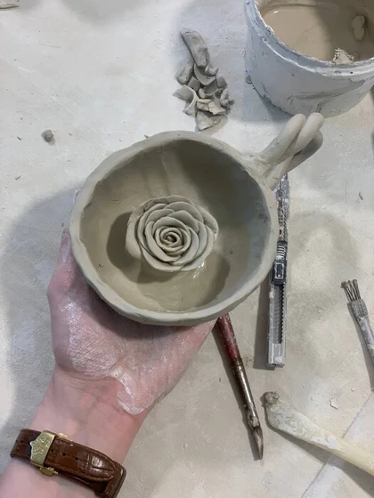 فنجان سرامیکی دست‌ساز طرح گل رز