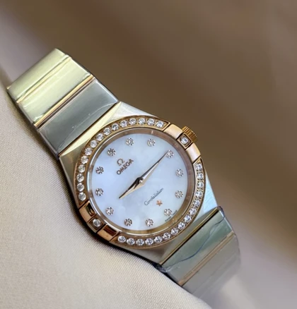 ساعت امگا کانسلیشن زنانه دورنگین دورنگ رزگلد ایندکس نگین Omega Constellation silver Rosegold diamonds