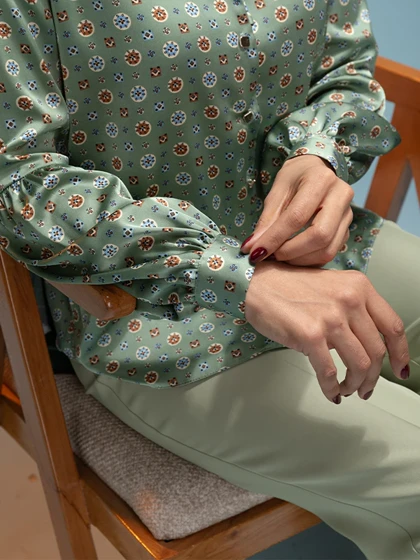 شومیز زنانه ساتن طرحدار مجلسی یقه گره‌ای 30108