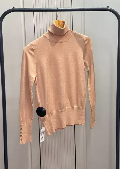 یقه اسکی بافت دکمه طلایی