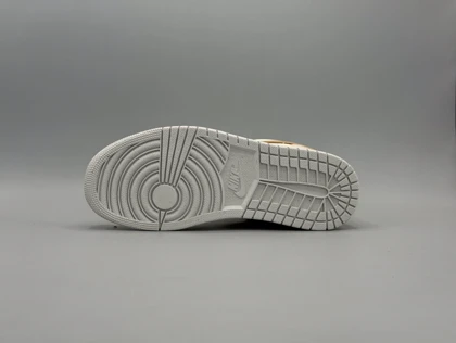 کتانی نایکی جردن1 لو بن لجند لایت/Nike Air Joradan1 low Bone legend light