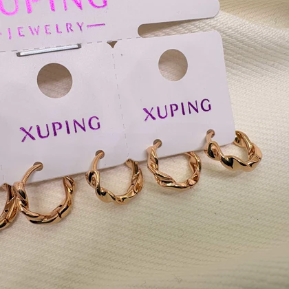 گوشواره حلقه‌ای ژوپینگ مدل «پیچک طلا» | مینی‌لوپ‌های بافت‌دار و درخشان