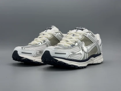 کتانی نایکی وومرو5 طوسی سرمه ای کروم/Nike vomero5