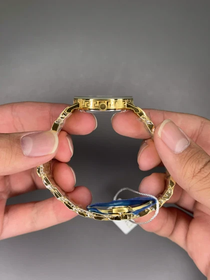 ساعت مچی ورساچه دورحکاکی بند طلایی صفحه سبز Versace
