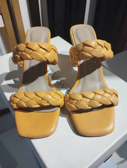 کفش پاشنه‌دار چرم زنانه