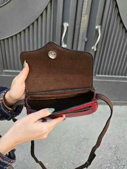 کیف چرم زنانه درب پروانه قرمز سنگی چرم اصل گاوی