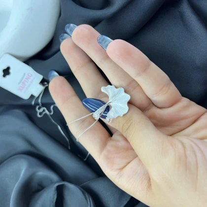 گردنبند زنانه پلاک مدل برگیس طرح برگ نگین‌دار ژوپینگ