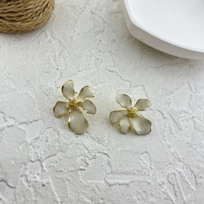 گوشواره زنانه مدل پتالیا طرح گل مینیمال با میناکاری صدفی و فریم طلایی