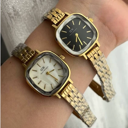 ساعت مچی زنانه DW آینه ای صفحه مشکی بند طلایی