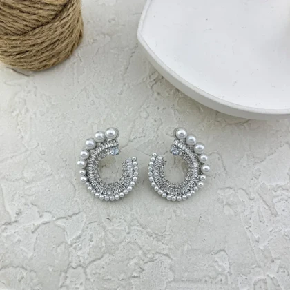 گوشواره زنانه مدل گالاکسیا طرح جواهر و مروارید با تراش باگت نقره‌ای