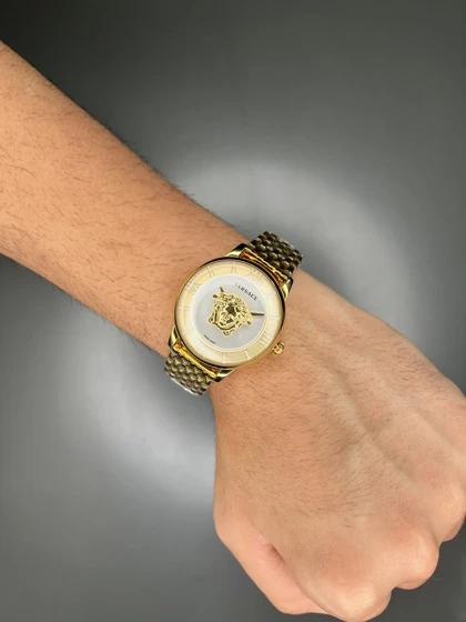 ساعت مچی ورساچه طرحدار بند طلایی صفحه سفید Versace