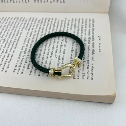 دستبند زنانه شیک با طرح بافت و قفل طلایی