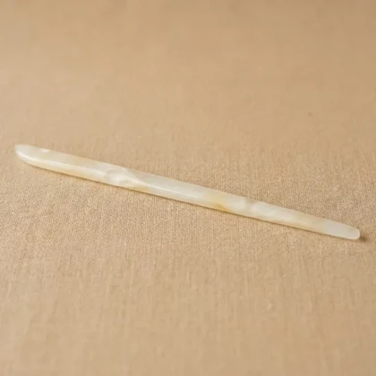 کانزاشی مو زنانه رزینی شفاف شیری با طراحی ساده و کشیده مینیمال لوکس