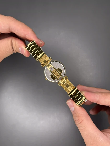 ساعت مچی ورساچه بند حصیری طلایی صفحه قرمز Versace