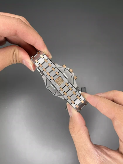 ساعت مچی اودمار پیگه کورنوگراف بند دور رنگ سیلور رزگلد صفحه سفید Audemars Piguet