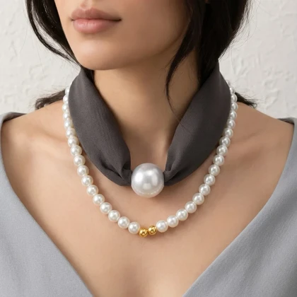 گردنبند زنانه مدل پرلا اسموک گلد طرح مروارید لوکس با پارچه طوسی دودی و جزئیات طلایی