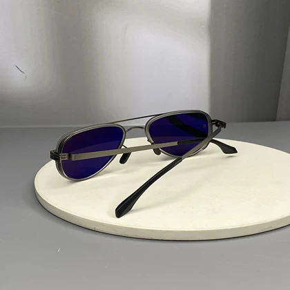 عینک آفتابی آیس‌برلین با فریم تیتانیوم و لنز پلی‌کربنات پلاریزه UV400 انعطاف‌پذیر و نشکن