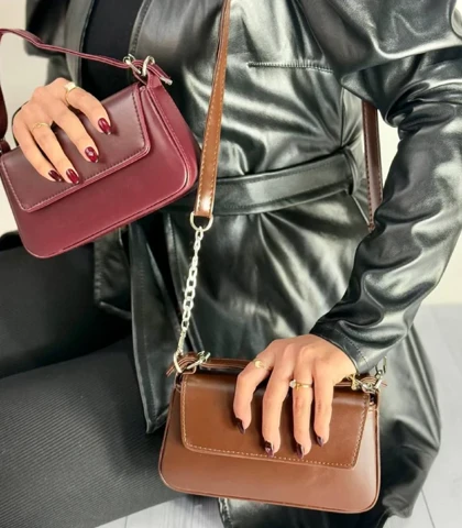 کیف زنانه چرم دوشی مدل پاسپورتی