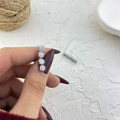 نیم‌ست زنانه مدل پتالیا طرح جواهر گلبرگ با نگین‌های درخشان (گردنبند، دستبند و گوشواره)