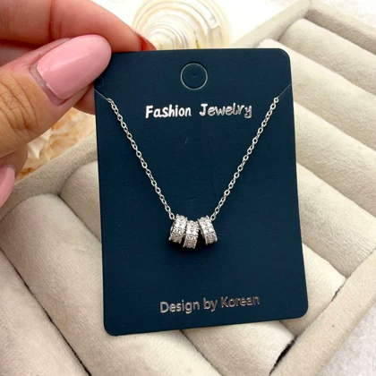 گردنبند نقره‌ای طرح حلقه سه‌تایی نگین‌دار