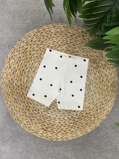 شلوارک بچگانه طرح خال‌خالی