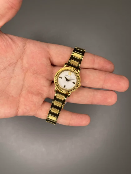ساعت مچی ورساچه دورحکاکی بند طلایی صفحه سفید Versace