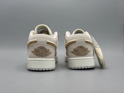 کتانی نایکی جردن1 لو بن لجند لایت/Nike Air Joradan1 low Bone legend light