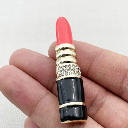 گل سینه زنانه مدل رژ لب کد G_Lnd_519