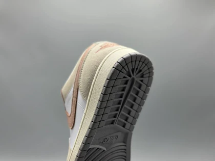کتانی نایکی جردن1 لو لجند لایت کرم قهوه ای/Nike Air Jordan1 low Legend light