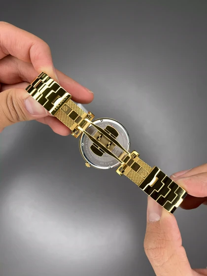 ساعت مچی ورساچه بند حصیری طلایی صفحه نارنجی Versace