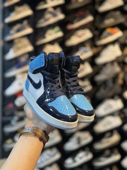 کتانی زنانه جردن وان ساق‌دار سرمه ای آبی