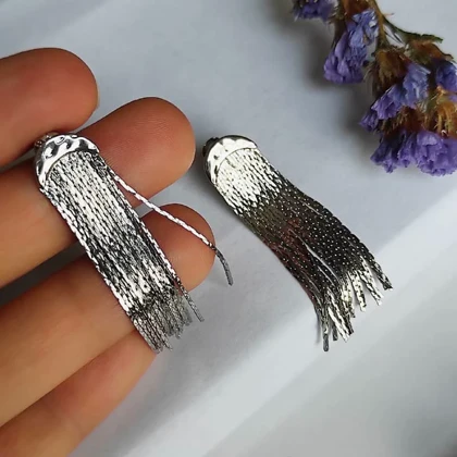 گوشواره آویز بلند فلزی طرح ریشه (Tassel) براق (رنگ نقره‌ای)