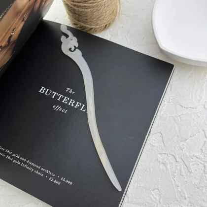 کانزاشی مو زنانه رزینی شفاف شیری با طراحی ظریف قلابی و بدنه کشیده مینیمال لوکس