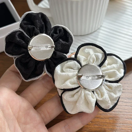 گل سینه زنانه مدل گل پارچه ای کد 533