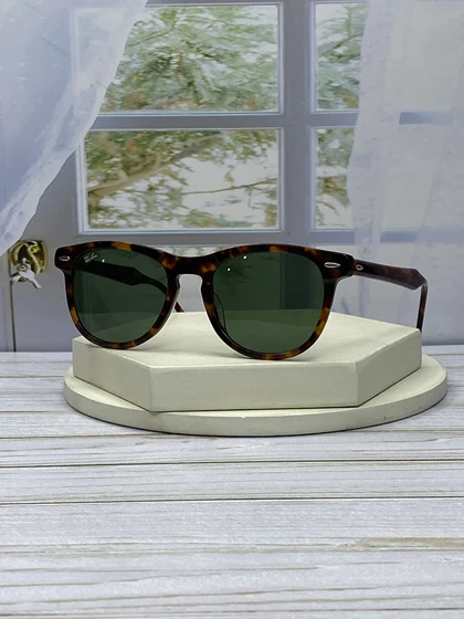 عینک آفتابی Ray-Ban RB 2398 ترکیب فریم کائوچو استات و عدسی کریستال با استاندارد UV400