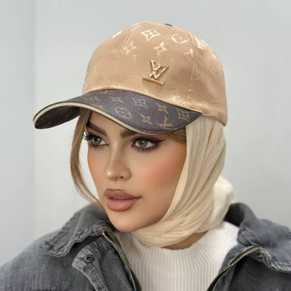 کلاه بیسبالی وارداتی lv با اکسسوری طلایی