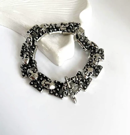 دستبند فلزی مردانه طرح گوتیک/بافت‌دار – قفل T-Bar و آبکاری نقره‌ای دودی