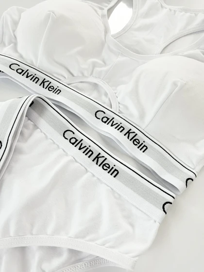 ست نیم‌تنه کاپ‌دار وسط باز و شورت اسلیپ نخ پنبه کلوین کلاین Calvin klein
