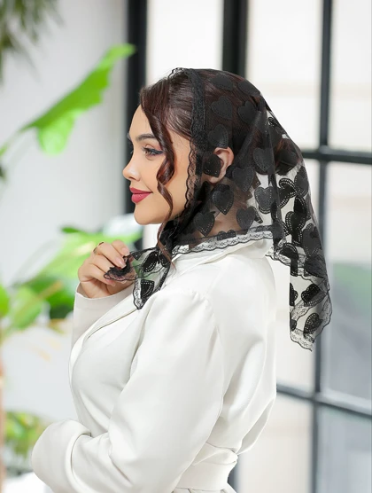 روسری تور سه گوش مخمل فلوک دور دانتل پارچه وارداتی