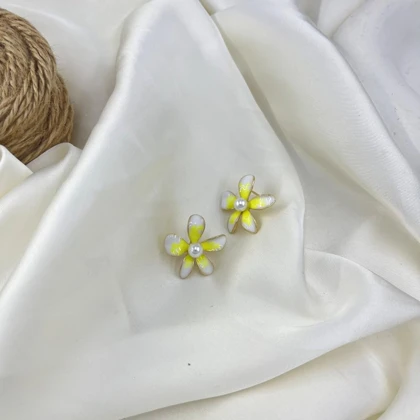 گوشواره زنانه مدل شیدا طرح گل میناکاری با مروارید زرد و سفید