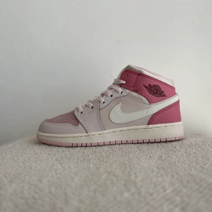 جردن 1 ساق‌دار صورتی