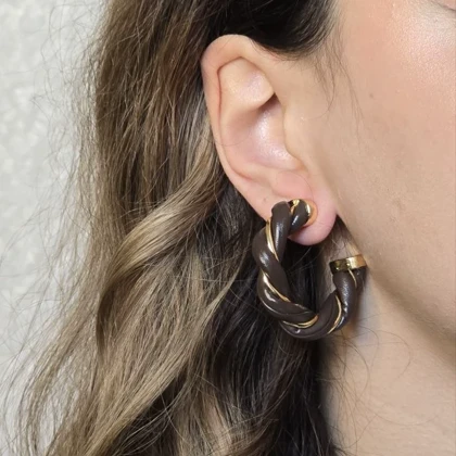 گوشواره چرم قهوه ای با طرح سیم پیچ طلایی