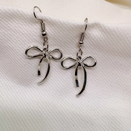 گوشواره استیل طرح «پاپیون مینیمال» | مدل آویز با آبکاری سیلور درخشان