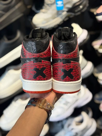 کتانی ساق‌دار کاستوم مشکی قرمز