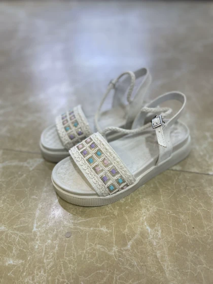 صندل دخترانه کنفی نگین مربعی