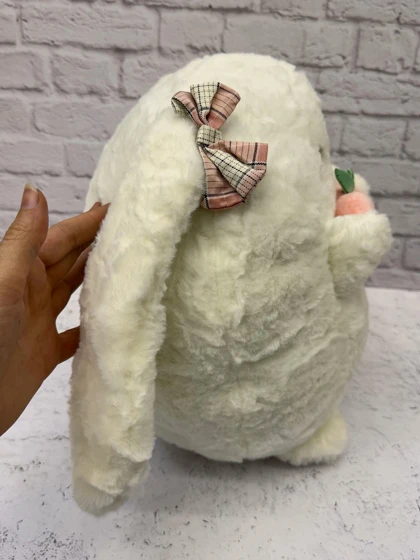 عروسک خرگوش هلو به دست