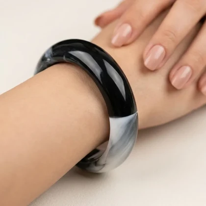 دستبند زنانه بنگل رزینی طرح ابر و باد مدل نکتیرا–مشکی