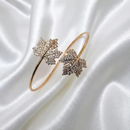 بنگل ژوپینگ مدل «افرا» | درخشش بلورین برگ‌های پاییزی روی مچ دست