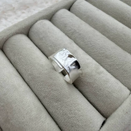 انگشتر نقره‌ای با سطح نامنظم